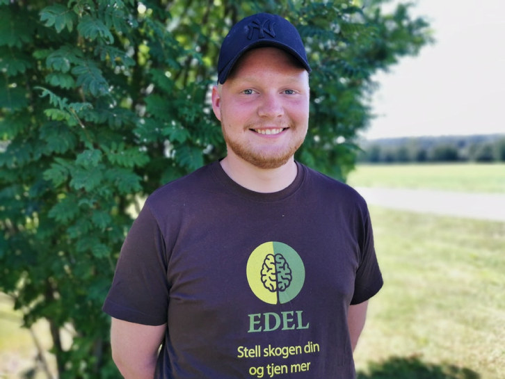NMBU skogstudenten Mads Øverstuen ringer til skogeiere for en prat om ungskogen.