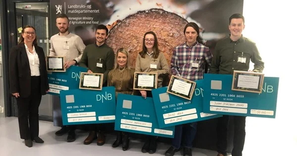 Landbruks- og matminister Sandra Borch delte ut Velg Skog stipend til skogfagstudenter fra Norges miljø- og biovitenskapelige universitet (NMBU) og Høgskolen i Innlandet (HINN – Evenstad).
