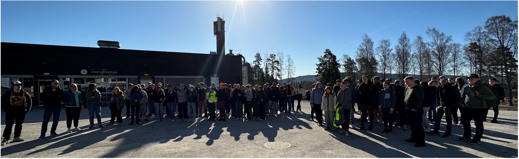 en gjeng med folk på skogdag på sønsterud vgs