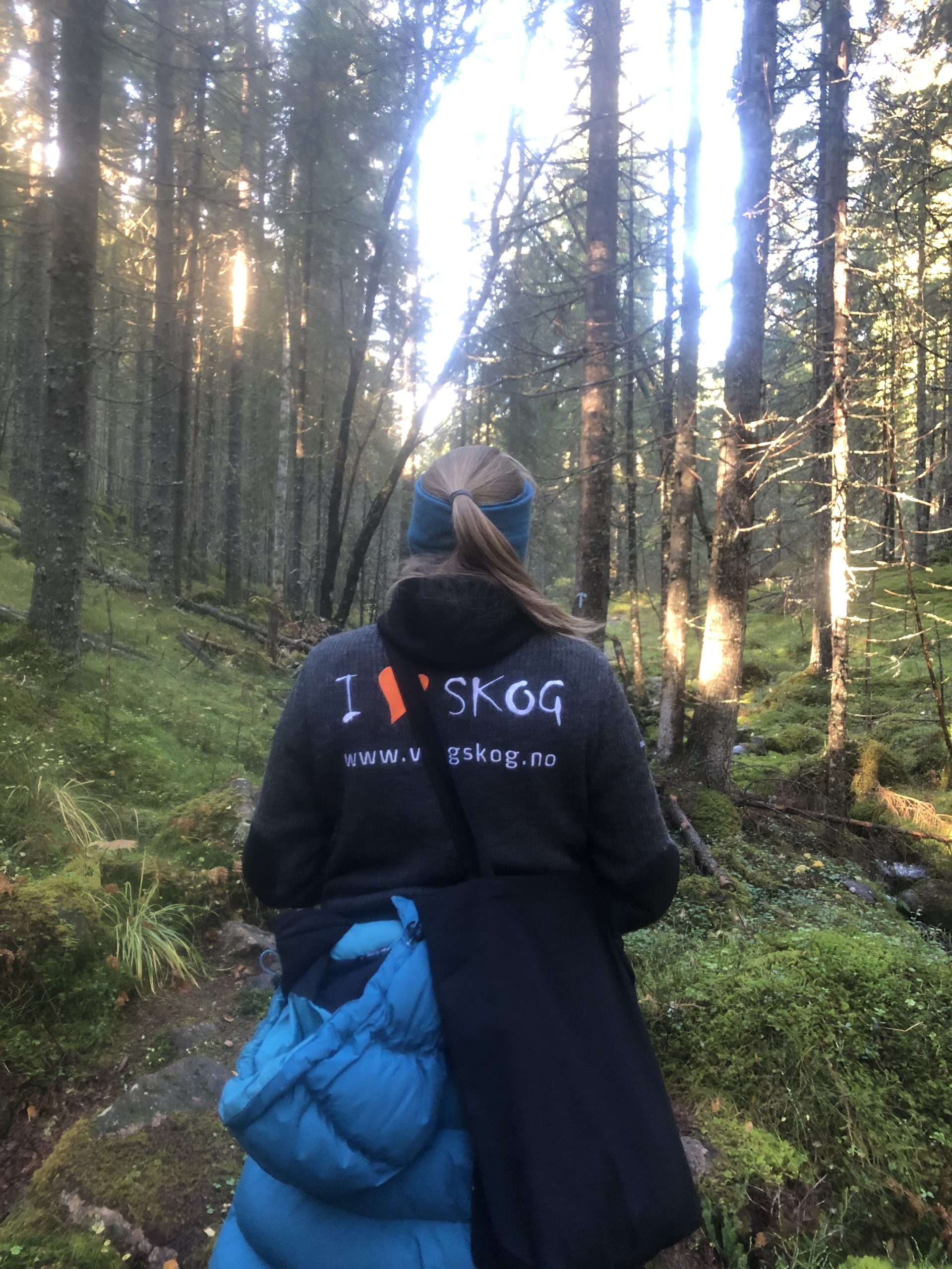 jente med jeg elsker skog ull-genser