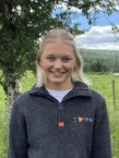 Dorte Gustad portrett med "I love skog" genser