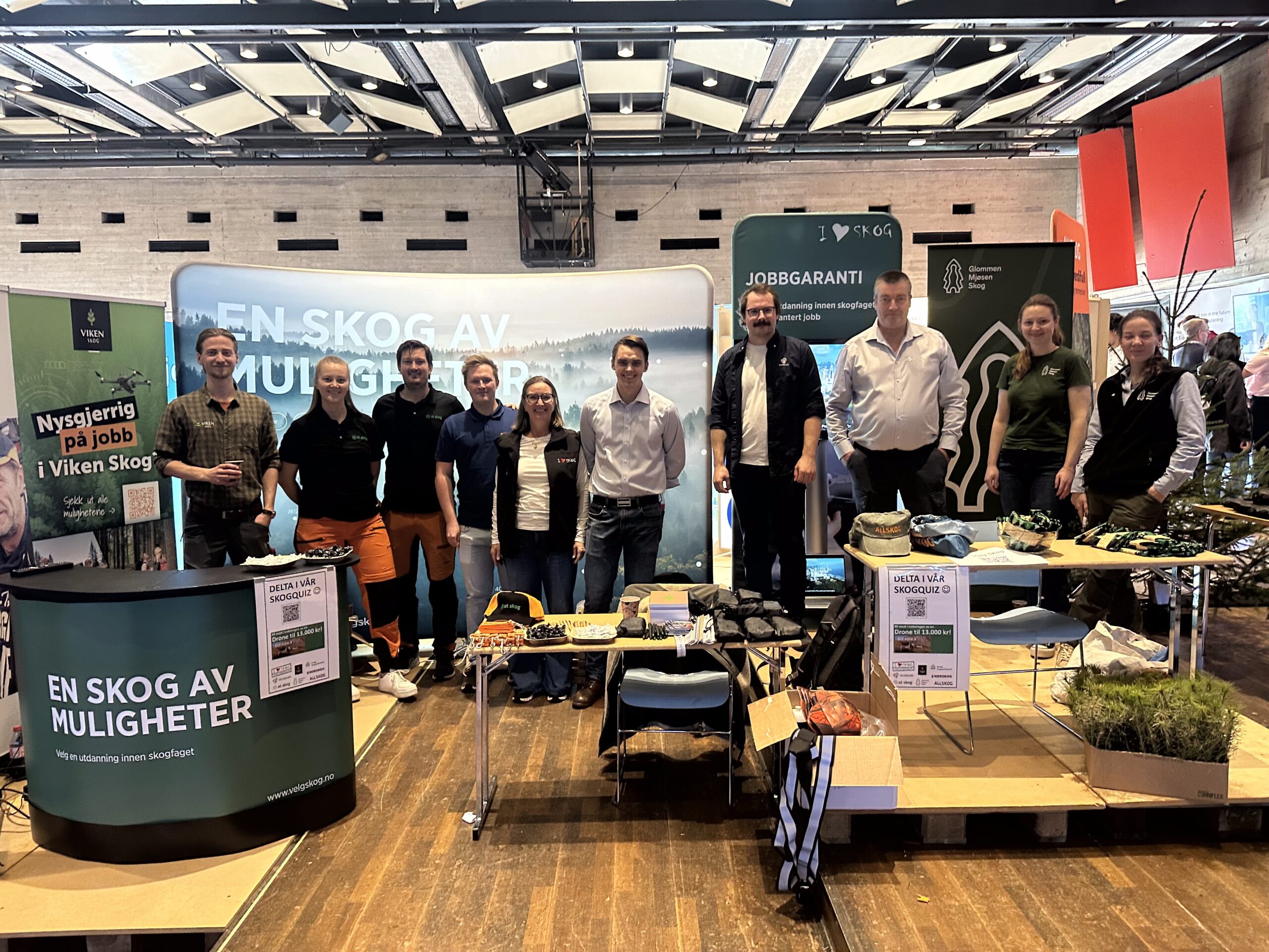 personer fra skognæringen som står på velg skog stand under karrieremessen på NMBU