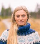 portrett jente ute i blå strikkegenser